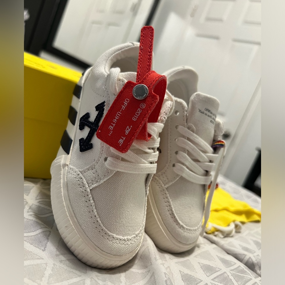 BRAND NEW AUTHENTIC OFF-WHITE SIZE KIDS 25